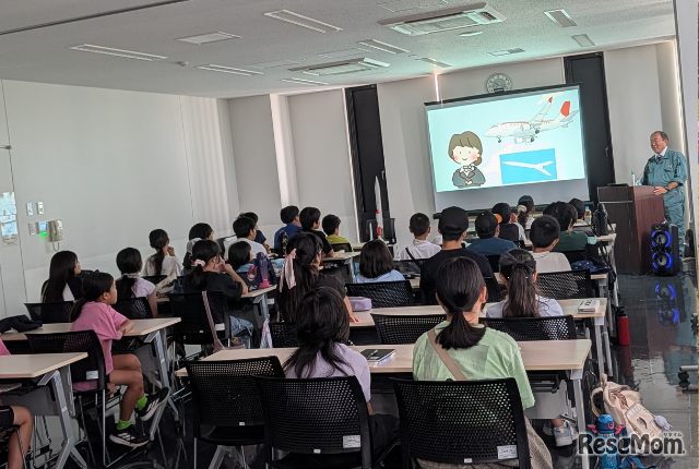 真剣な表情で講演をきく子供たち