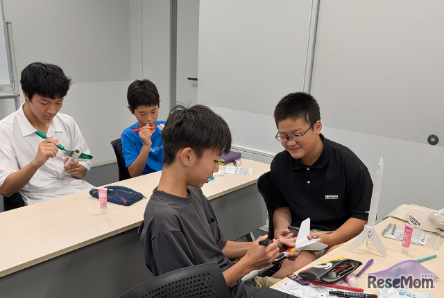 思い思いにロケットに色づけをする