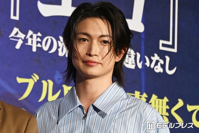 台本になかった演出が採用された綱啓永（C）モデルプレス