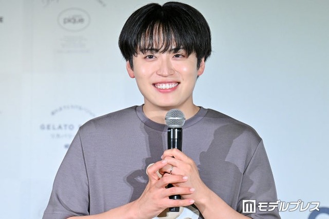 左手薬指に指輪を光らせた池田直人（C）モデルプレス
