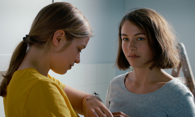 『ガール・アンド・スパイダー』© 2021 Beauvoir Films / Zürcher Film / SRF