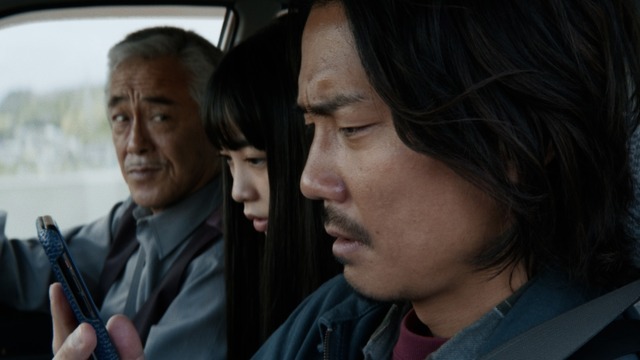 『見えない娘 THE INVISIBLES』画面を見つめる学と長女・風子（近藤華）、タクシー運転手の倉田（寺島進）