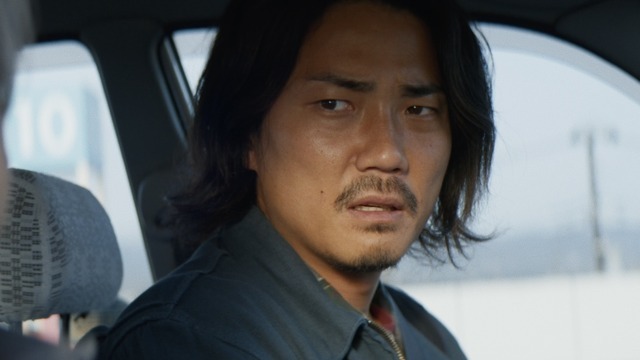 『見えない娘 THE INVISIBLES』ただならぬ警戒心でタクシー運転手を見つめる学