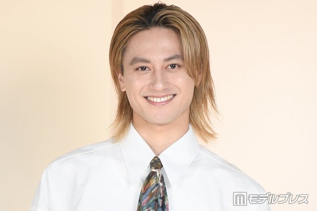 昨晩、裸のままソファで3時間寝落ちした小島健（C）モデルプレス