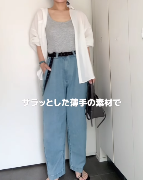 サラッと穿けて涼しい！【GU】ライトデニムバレルレッグ×白シャツの大人爽やかコーデ【40代の毎日コーデ】