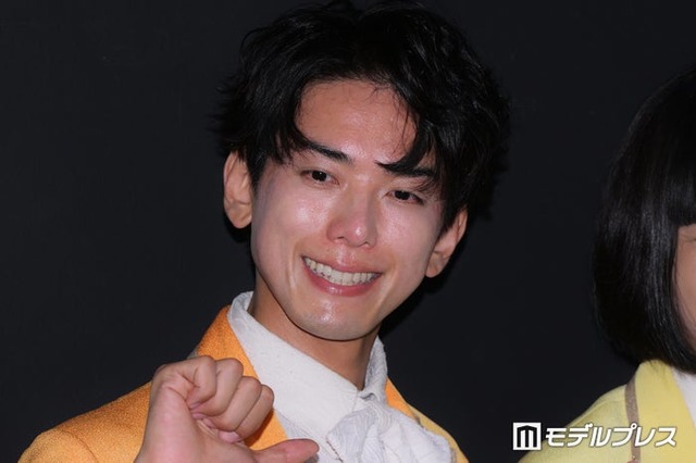 囲み取材に出席したじん（C）モデルプレス