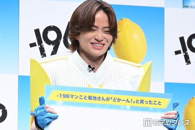 最後顔の前の髪がなかなか破れなくて照れた菊池風磨（C）モデルプレス