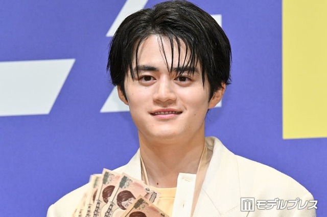 映画「藁にもすがる獣たち」完成披露舞台挨拶に登壇した鈴鹿央士（C）モデルプレス