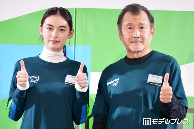 （左から）八木莉可子、吉田鋼太郎（C）モデルプレス