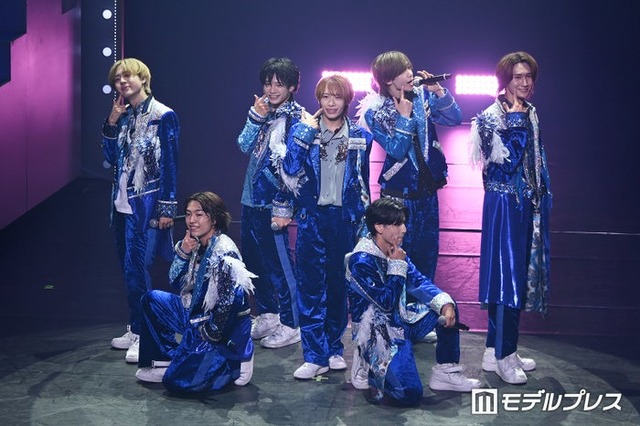 なにわ男子「初心LOVE」を披露したAmBitious（左下から時計回りに）井上一太、岡佑吏、真弓孟之、浦陸斗、永岡蓮王、大内リオン、山中一輝（C）モデルプレス