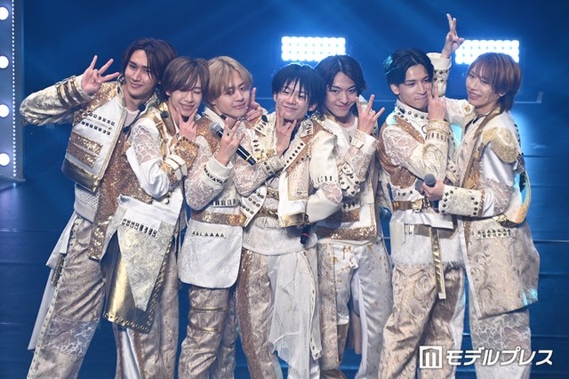 新曲「AmBitious 関西 World」を披露したAmBitious（左から）大内リオン、永岡蓮王、岡佑吏、真弓孟之、井上一太、山中一輝、浦陸斗（C）モデルプレス