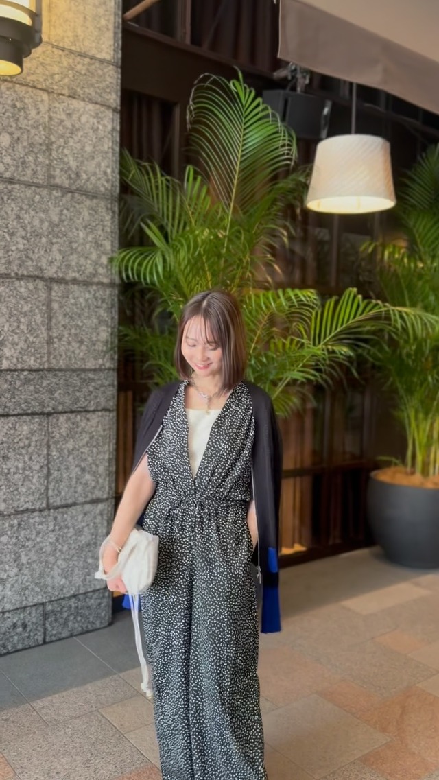 一枚でサマになる「ドット柄オールインワン」。涼しく映える夏のおでかけスタイル【40代の毎日コーデ】