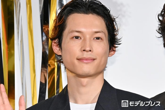 『白鳥とコウモリ』公開前夜祭舞台挨拶に登壇した松村北斗（C）モデルプレス