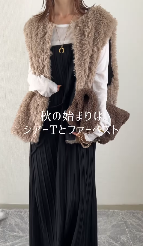 秋の先取りにも活躍する【ユニクロ】「シアーT」。程よい透け感で重めコーデがぐんと軽やかに【40代の毎日コーデ】