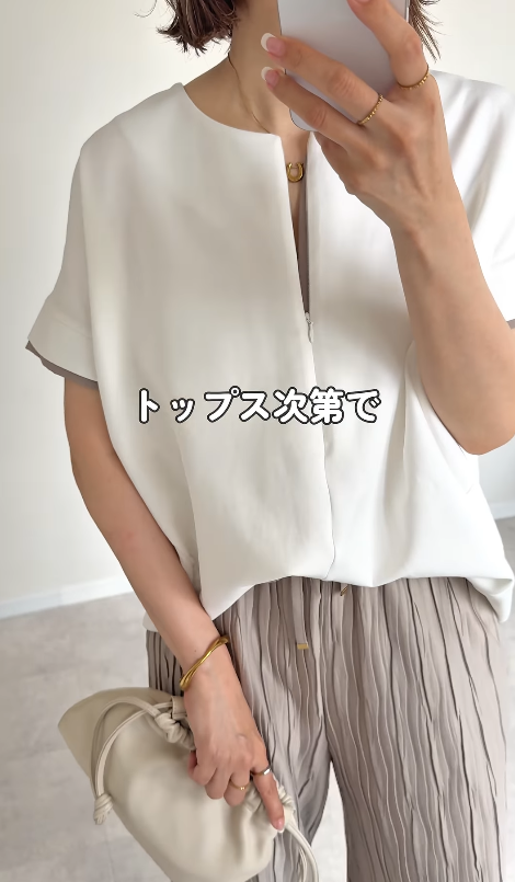 高見え間違いなし。洗練見えプリーツ素材で叶える快適スタイル【40代の毎日コーデ】