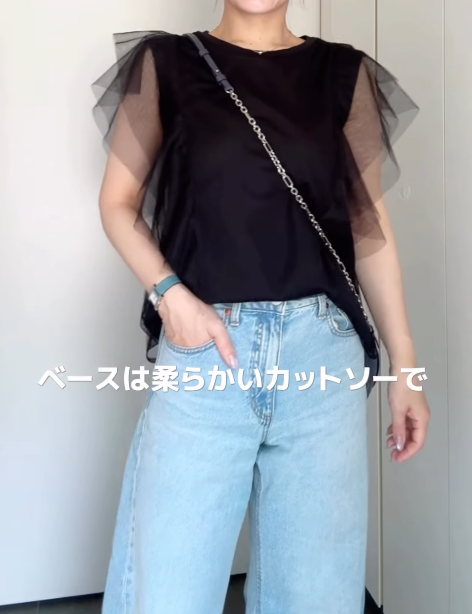 チュールデザイントップスがシンプルコーデを格上げ。大人のカジュアルミックスデイリースタイル【40代の毎日コーデ】