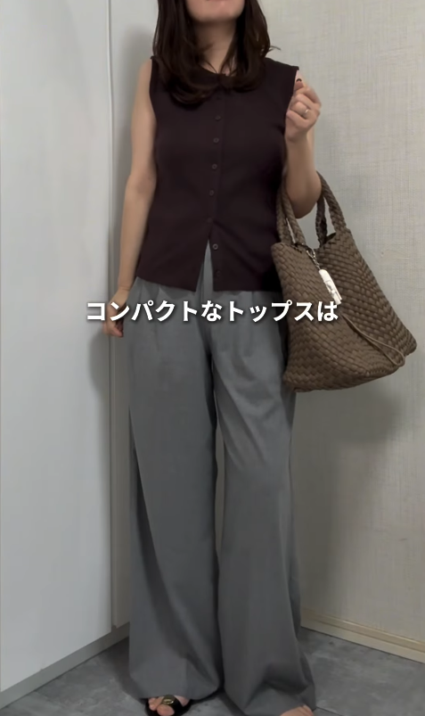 大人かわいい！ダークブラウンのノースリ＆グレーのワイドパンツで作るシックな着こなし【40代の毎日コーデ】