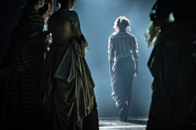 NTLive　『人間嫌い』 Photo © Marc Brenner