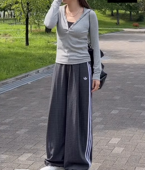 季節の変わり目にちょどういい。【ユニクロ】のフーデッドTでこなれる秋スポーティ【40代の毎日コーデ】