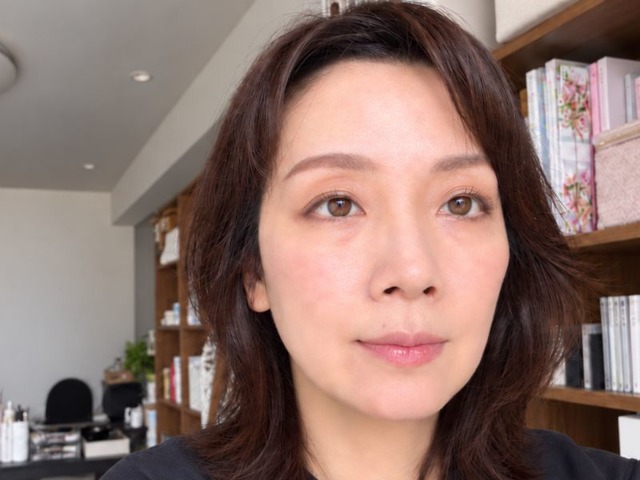 【40・50代】長井かおりさんの「ブラシを濡らす」アイメイク技がすごすぎ！「盛らずに」目元が若返るテク