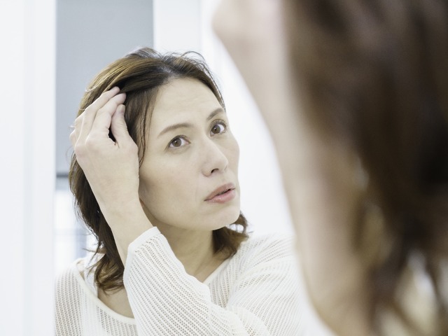 閉経後は「頭の中央の分け目」から薄毛が始まる⁉ 更年期の髪の悩み、原因を専門医が解説