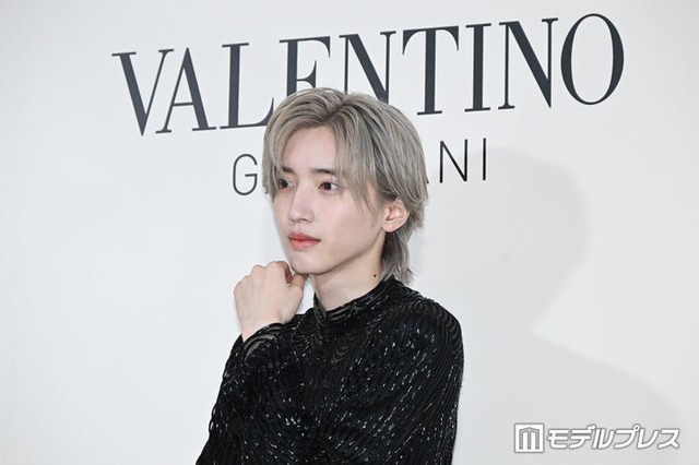 神々しいプラチナブロンドヘアで登場した道枝駿佑（C）モデルプレス
