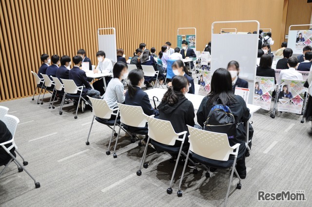 現役高校生による学習相談コーナーのようす