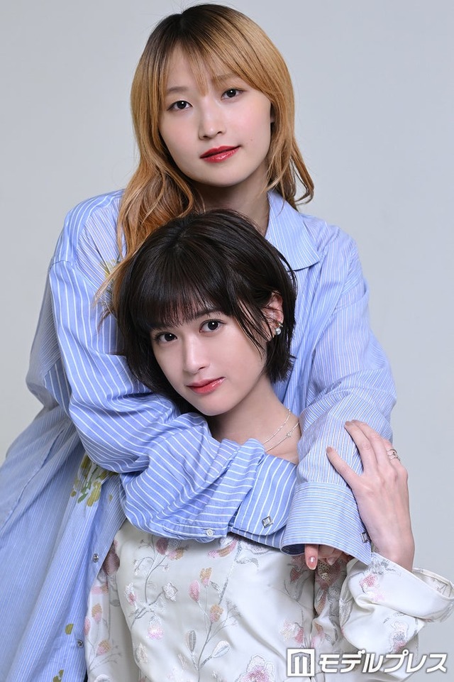 モデルプレスのインタビューに応じた鞘師里保、小西桜子（C）モデルプレス