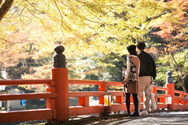 40代彼女に「頼むから離れて歩いてくれないかな」と言いかけた！秋のデートで絶対NGなコーデって？