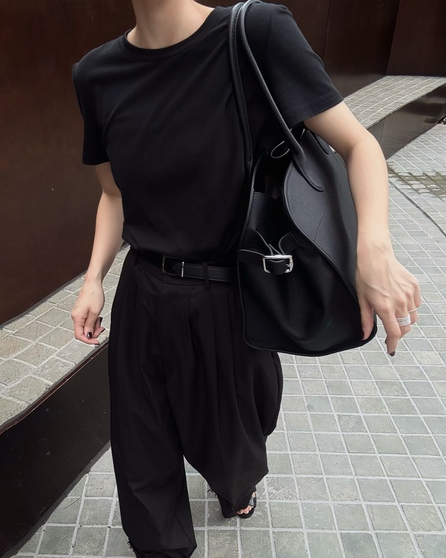 大人かっこいいとはコレ！シックな黒で引き締める晩夏のモダンスタイル【40代の毎日コーデ】