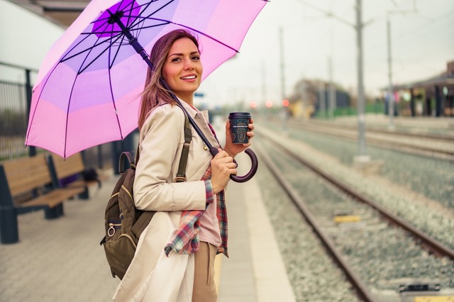 お育ちがバレる！「雨の日に」電車や公共の場でやっていたら「今すぐやめてほしい」こととは