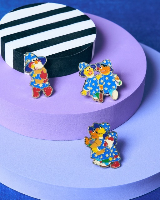 ピンズ（左より：レッド（エルモ）、イエロー（アーニー&バート）、ミックス（エルモ&アーニー&バート））　全3種／￥1,760