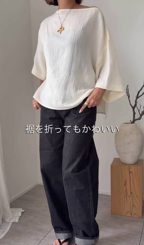 【ユニクロ】「バレルジーンズ」のネイビーがかっこいい！秋に映える濃紺デニムのハンサムスタイル【40代の毎日コーデ】
