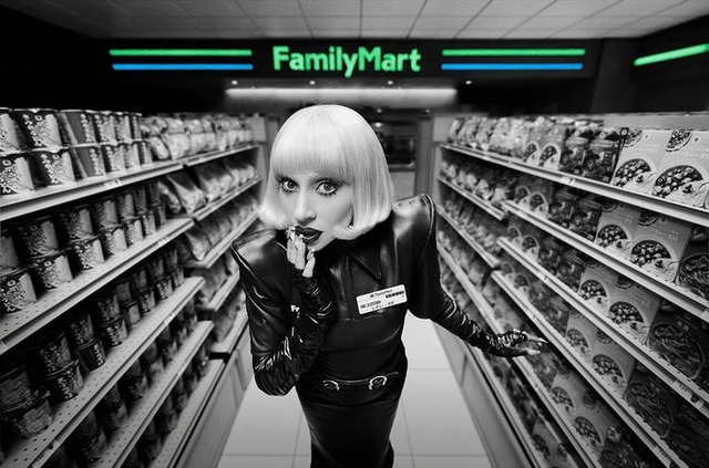 レディー・ガガ／「ファミマではたらく？」篇より（提供写真）