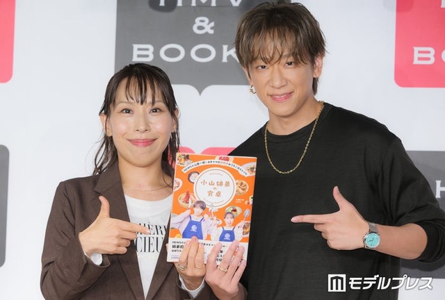 「NEWS 小山慶一郎×みきママの超簡単おうちごはんレシピ 小山姉弟の食卓」発売記念イベントに出席したみきママ、小山慶一郎（C）モデルプレス