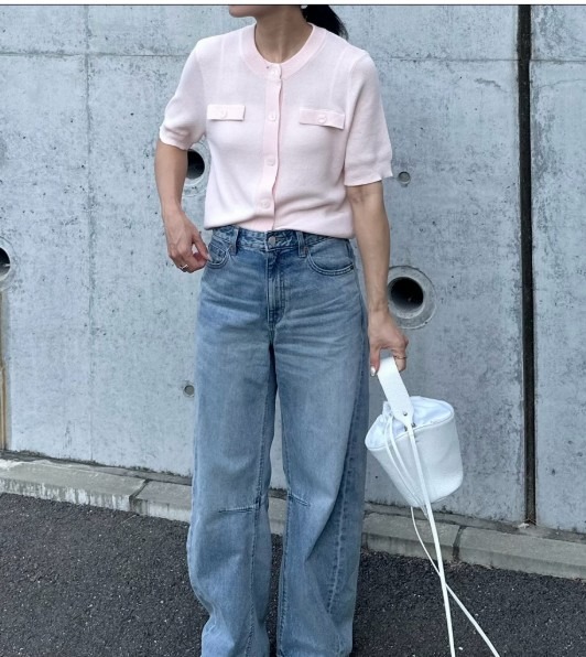 甘いピンクをデニムと合わせて大人仕様に。新鮮な色使いで遊ぶ華やかスタイル【40代の毎日コーデ】