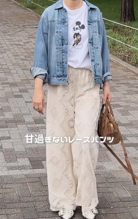 休日に着こなしたいキャラＴ。デニムジャケットで引き締めてレースパンツで遊ぶ大人カジュアル【40代の毎日コーデ】