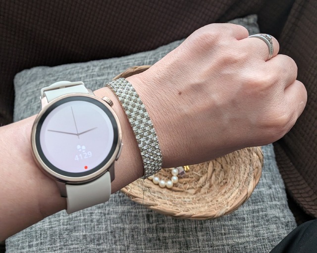 丸型フェイスがクール！ 摂取カロリーも推測できるシャープ「からだメイト Watch」レビュー