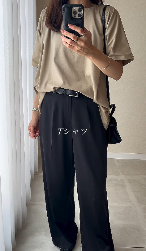 ベージュ×黒の王道カラーで作る秋のパンツコーデ。スタイリッシュ見えの秘訣はデザインと小物選び【40代の毎日コーデ】