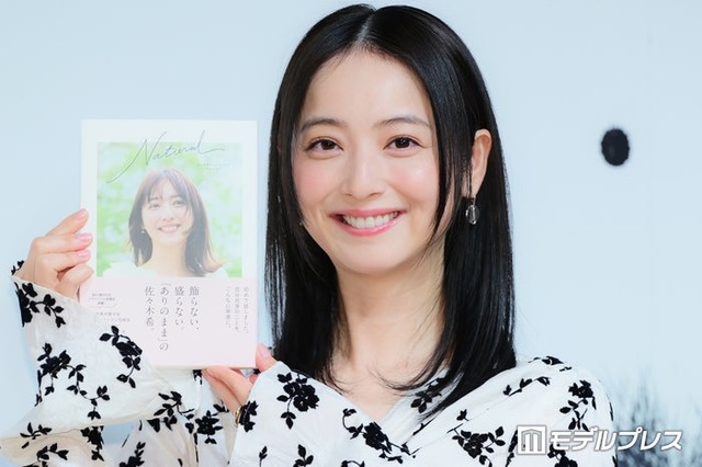 「Natural」発売記念会見に出席した佐々木希（C）モデルプレス