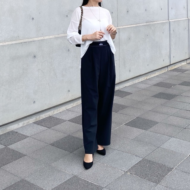 抜け感シアー×美脚トラウザー。白トップスのきれいめ秋スタイル【40代の毎日コーデ】