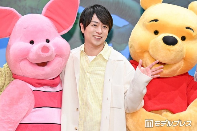 ピグレット＆プーに挟まれる櫻井翔（C）モデルプレス