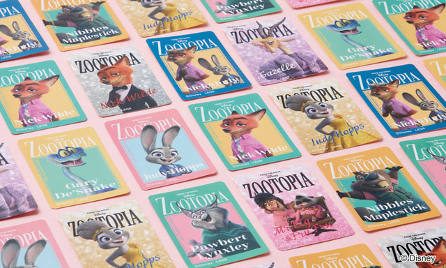 雑誌風ステッカー　550円© Disney