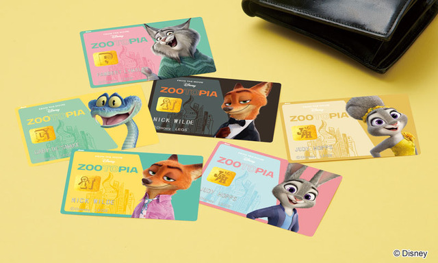 クレジットカード風ステッカー　550円© Disney