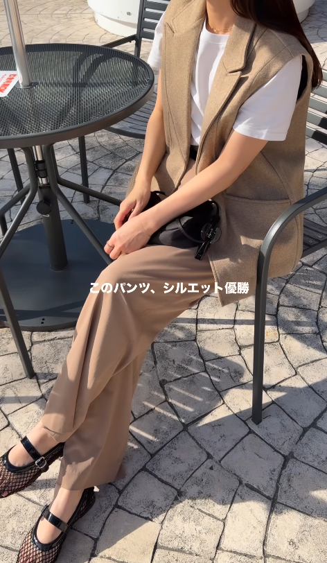 「ジレとボトムスを同系色に」。白Ｔ×タックワイドパンツを秋仕様にシフトする着こなしテク【40代の毎日コーデ】