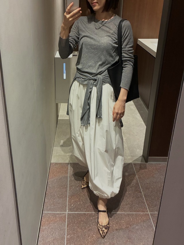 軽やかな【GU】シアートップスは今の季節にちょうどいい着心地。×ボリューム白パンツで魅せる美シルエットの着こなし【40代の毎日コーデ】