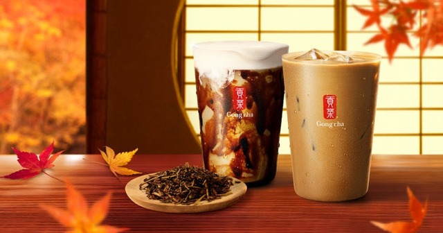 （左から）秋焙煎ほうじ茶 黒糖ミルクティー、秋焙煎ほうじ茶 ミルクティー（提供写真）