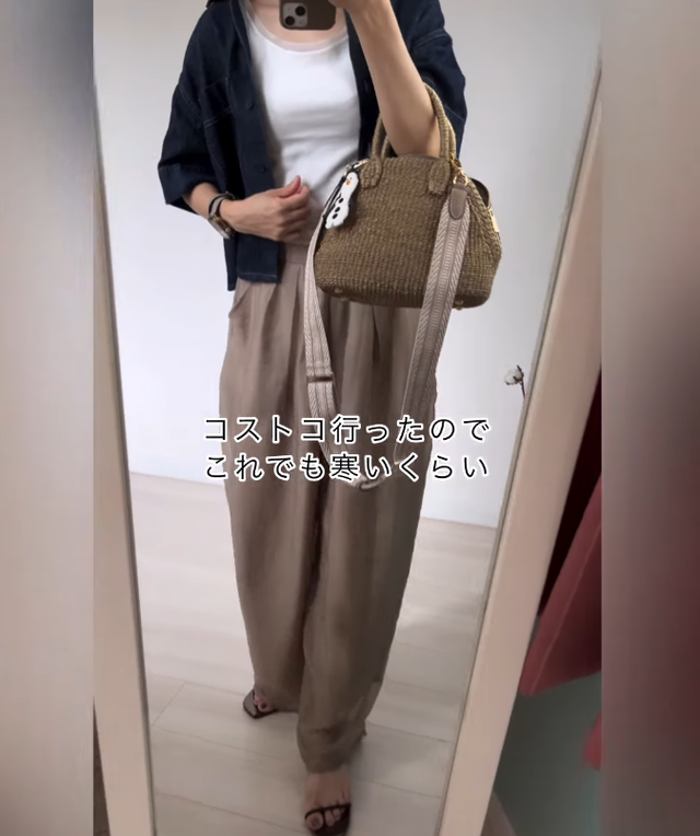 羽織るだけでバランスが整う。「ボクシーシルエットの短め丈シャツ」で仕上げる脚長シルエットコーデ【40代の毎日コーデ】