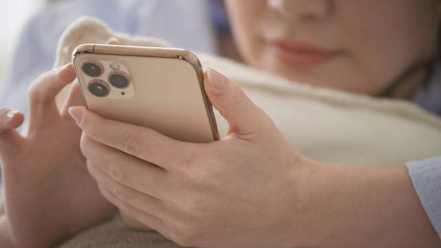 【衝撃】スマホの長時間の使用も関係!? 皮膚科医が明かす「ハンドクリームを塗っても治らない手荒れ」の意外な原因