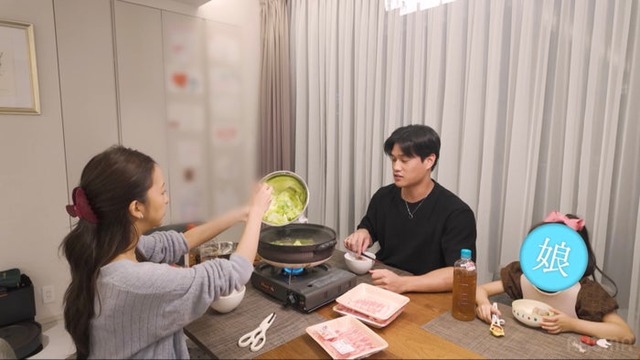 板野友美、高橋奎二「エイジレスボーイズ」（C）AbemaTV, Inc.
